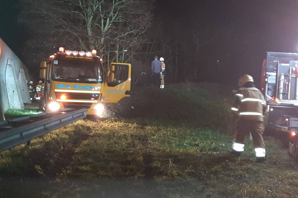 Auto uit de bocht gevlogen en in bosjes geëindigd