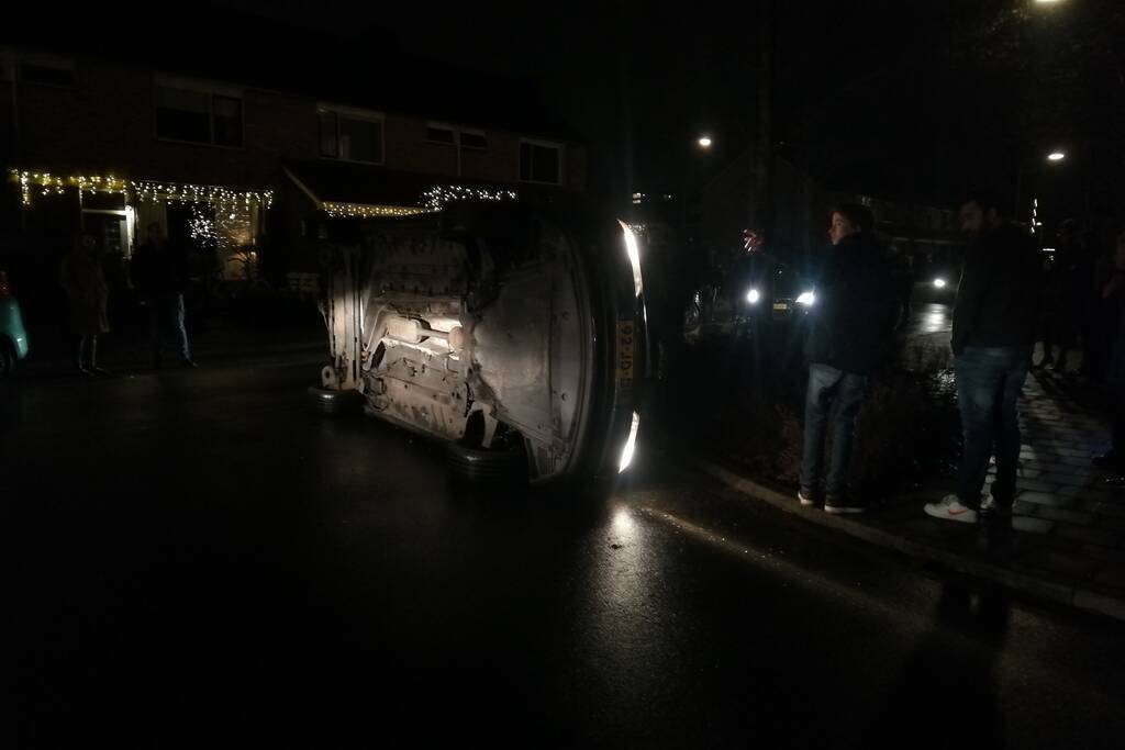 Auto op zijn kant geëindigd