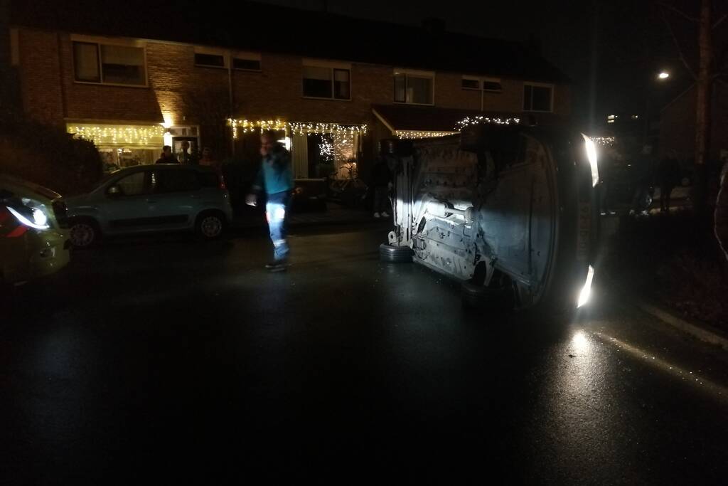 Auto op zijn kant geëindigd