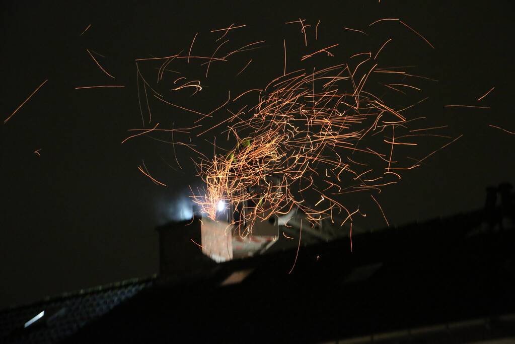 Uitslaande brand in schoorsteen