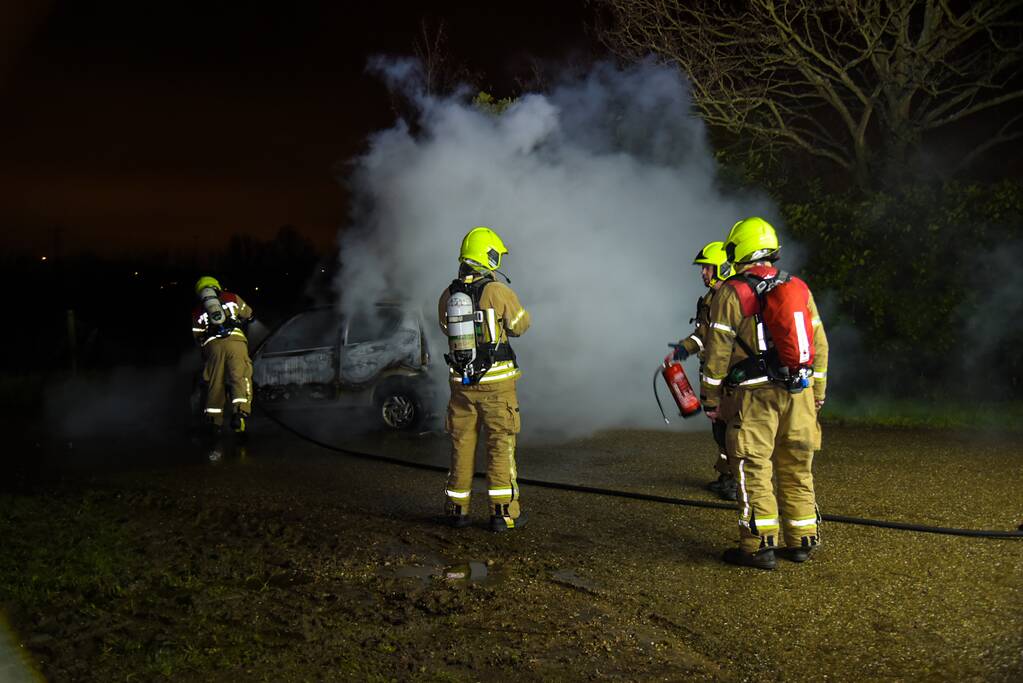 Auto verwoest na harde knal