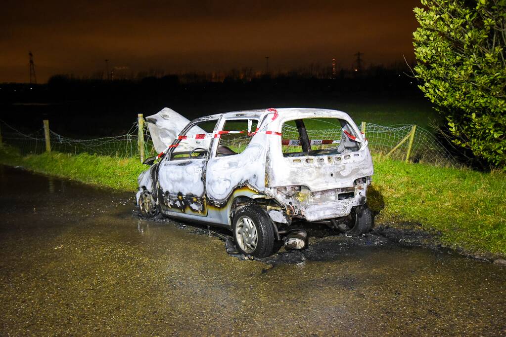 Auto verwoest na harde knal