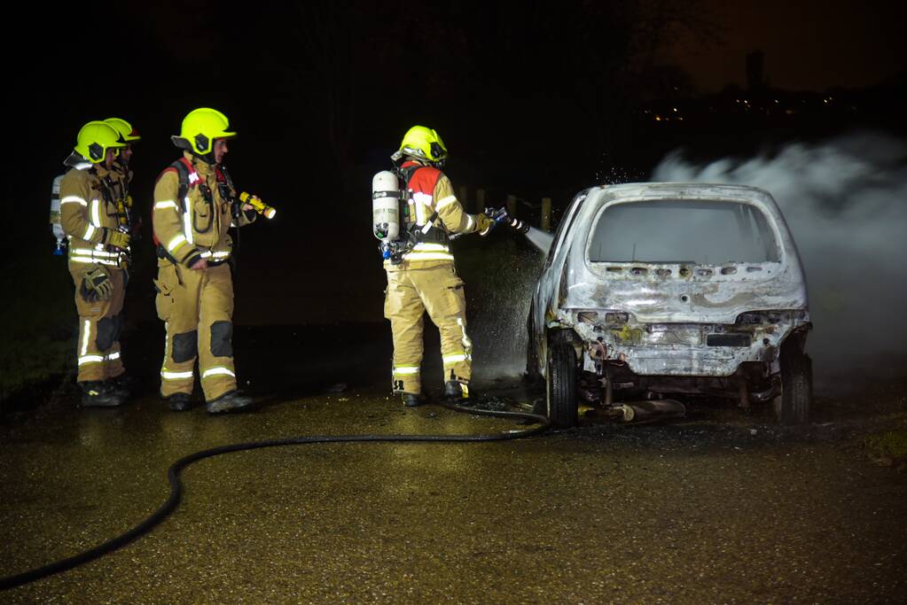 Auto verwoest na harde knal