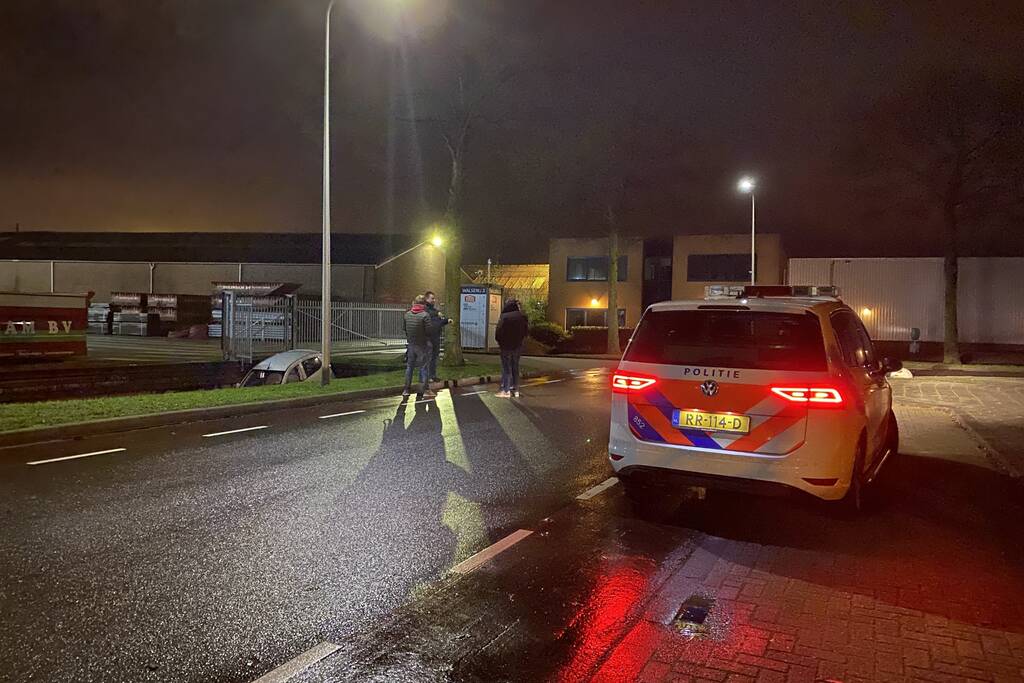 Auto rijdt een sloot in