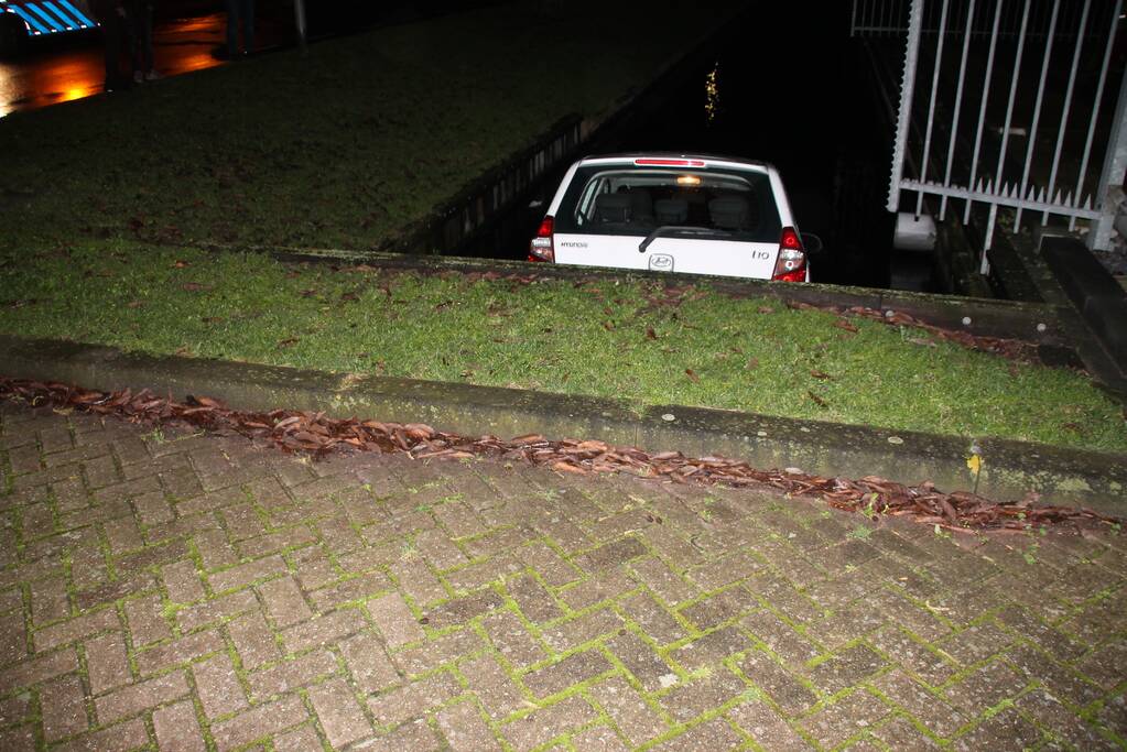 Auto rijdt een sloot in