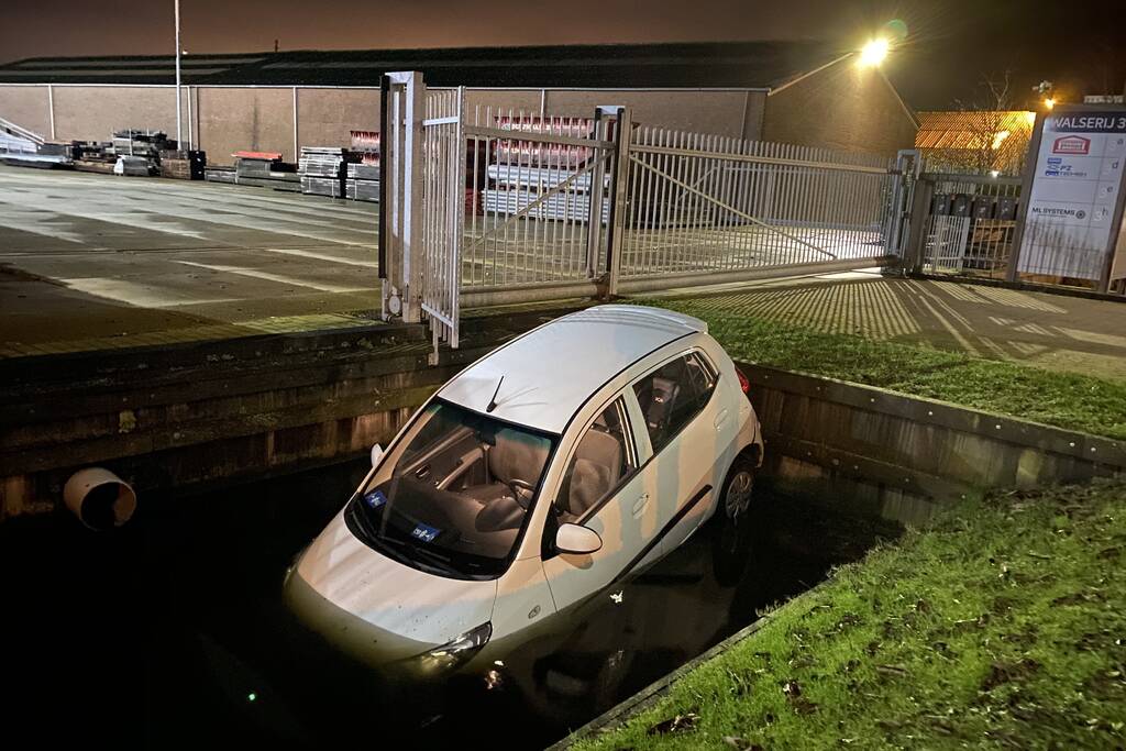 Auto rijdt een sloot in