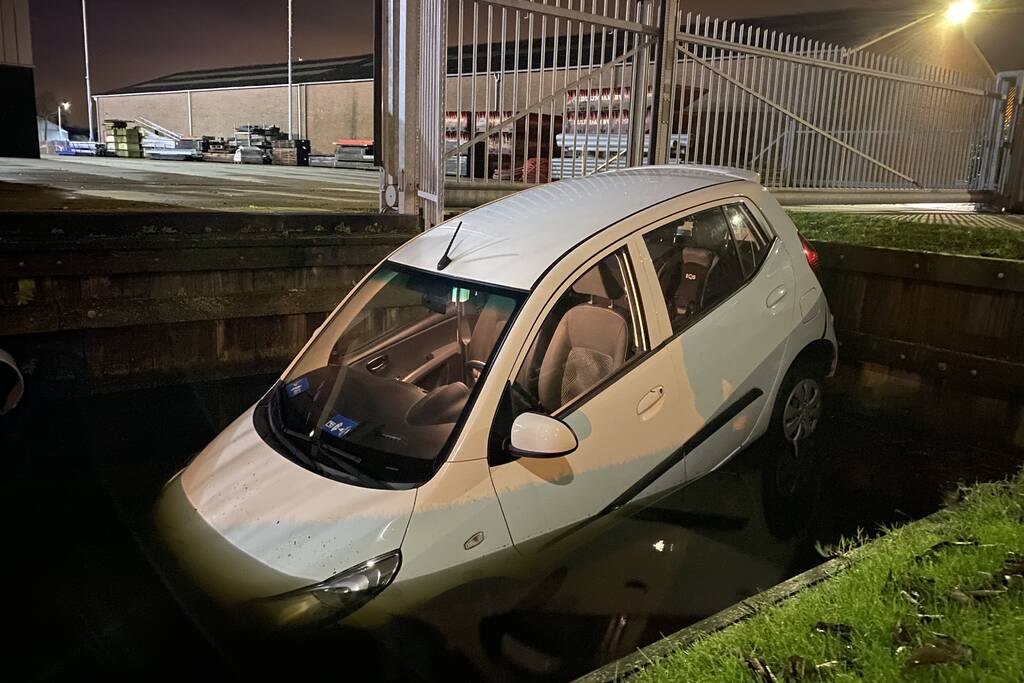 Auto rijdt een sloot in