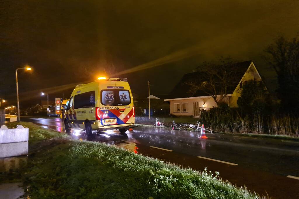 Omstanders redden fietser uit water
