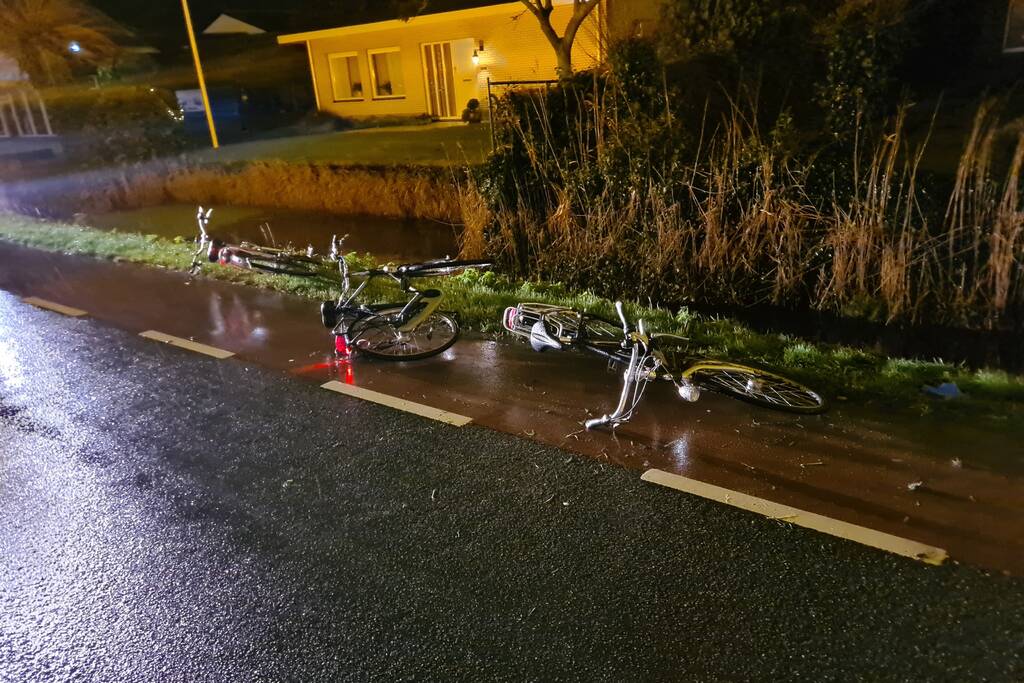 Omstanders redden fietser uit water
