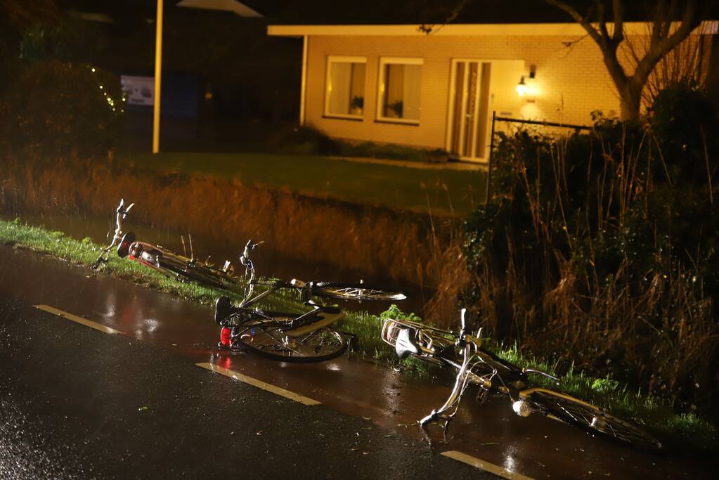 Omstanders redden fietser uit water