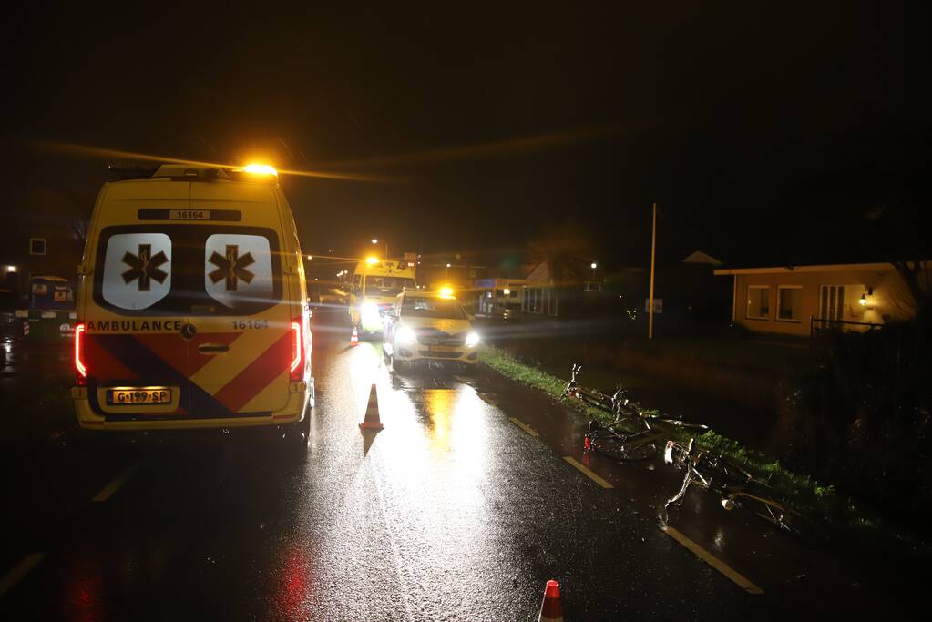 Omstanders redden fietser uit water