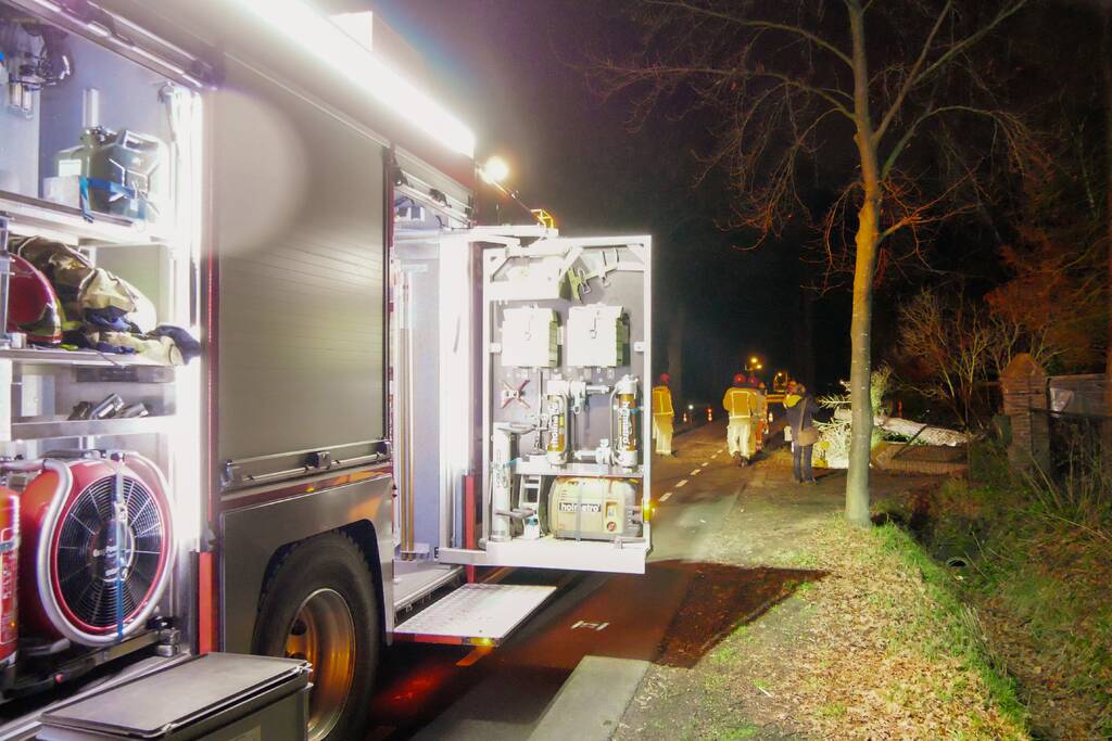 Omgewaaide boom blokkeert doorgaande weg