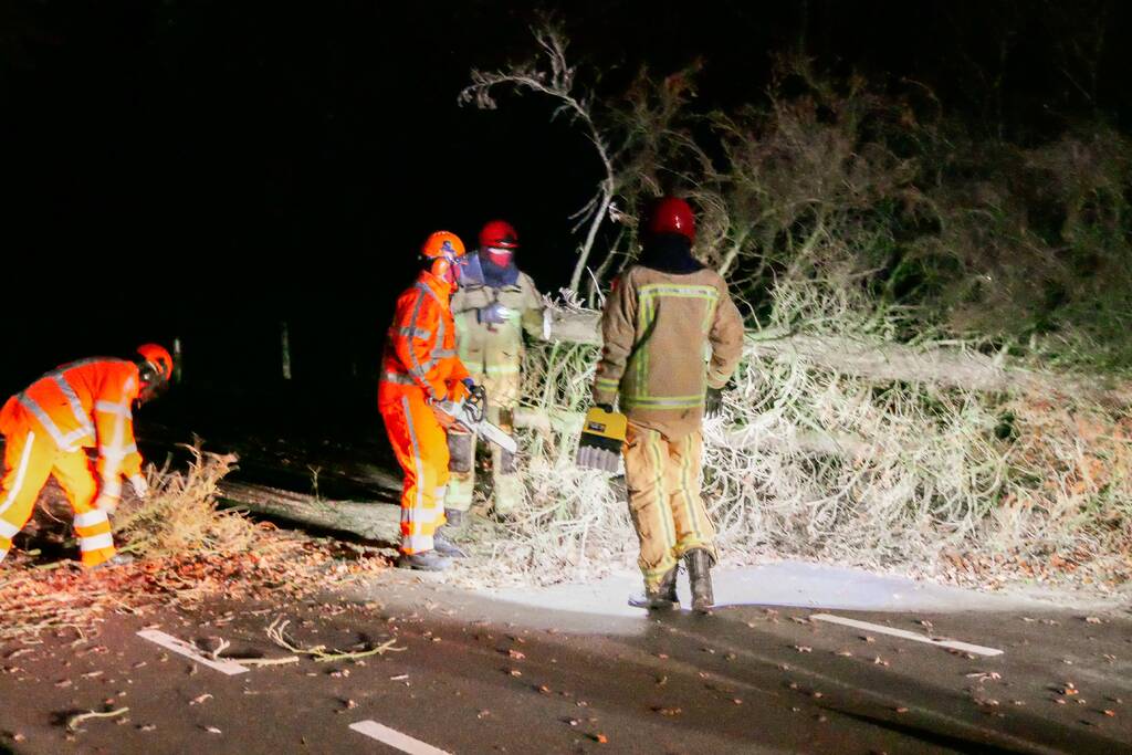 Omgewaaide boom blokkeert doorgaande weg