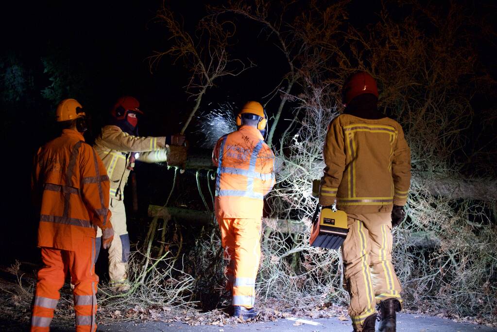 Omgewaaide boom blokkeert doorgaande weg