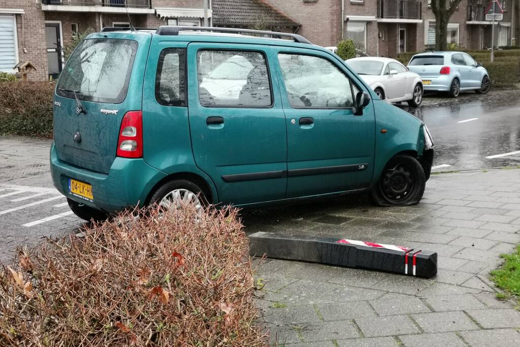 Auto raakt op de kant aanrijding met paal