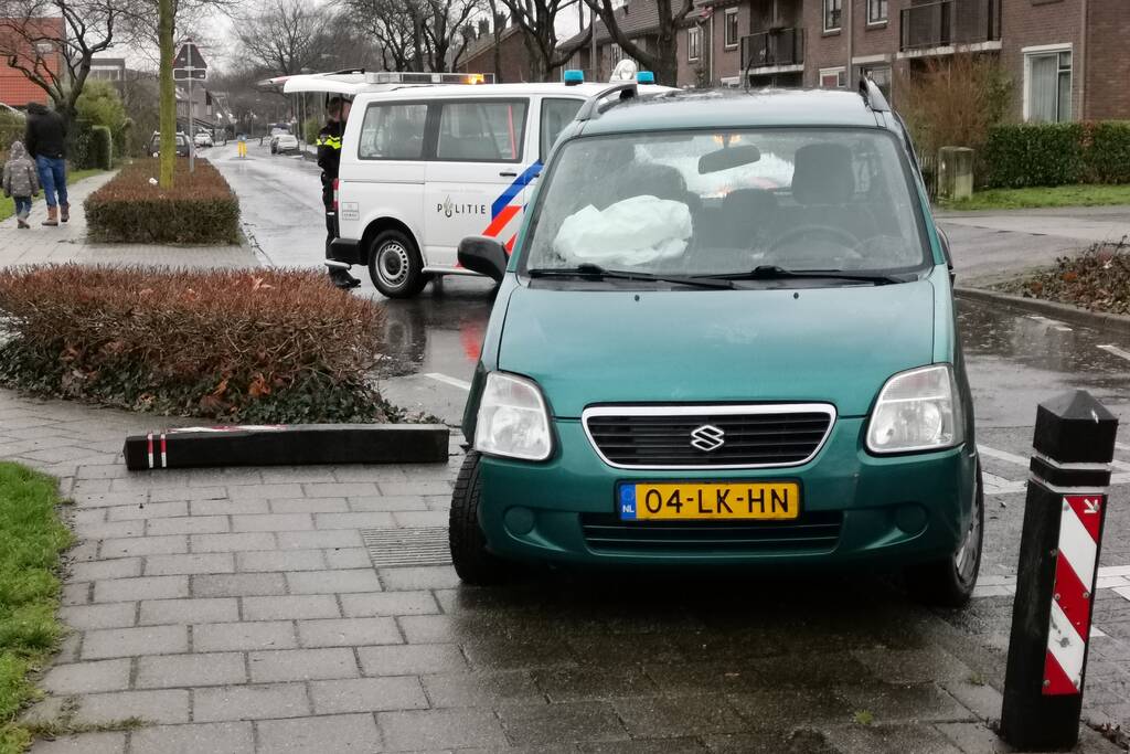 Auto raakt op de kant aanrijding met paal