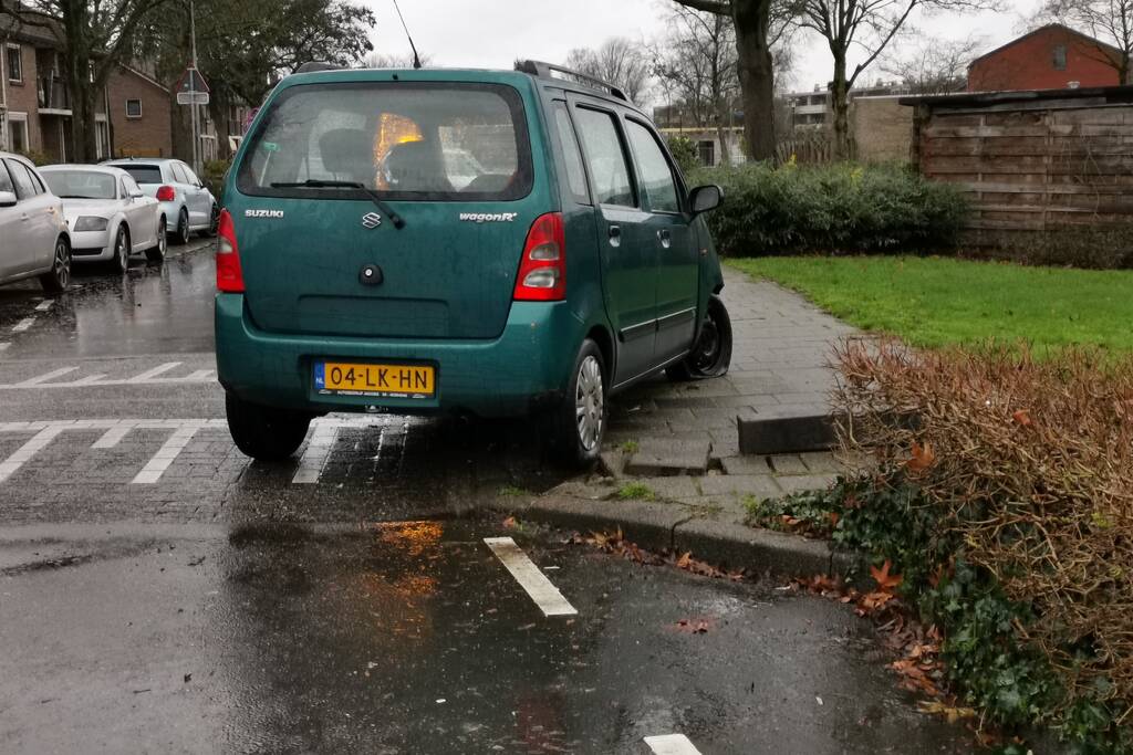 Auto raakt op de kant aanrijding met paal