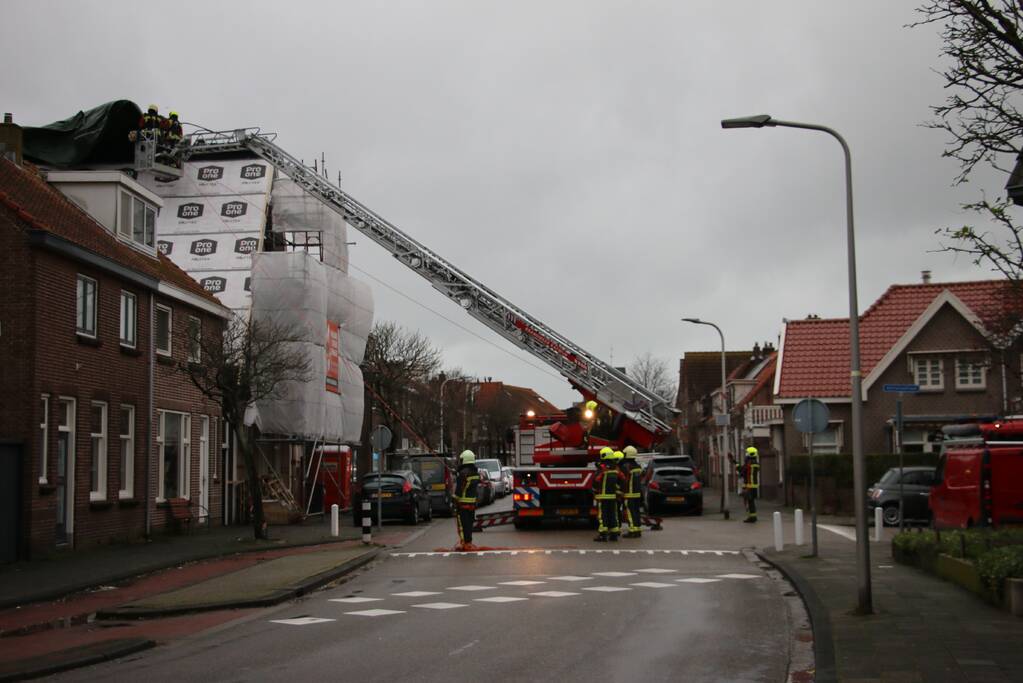 Zeil schiet los door harde wind