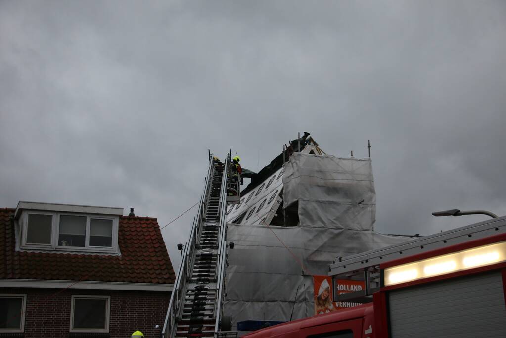 Zeil schiet los door harde wind