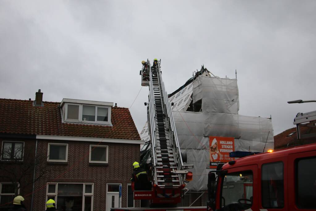 Zeil schiet los door harde wind