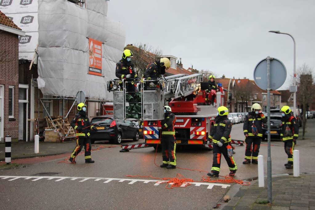 Zeil schiet los door harde wind