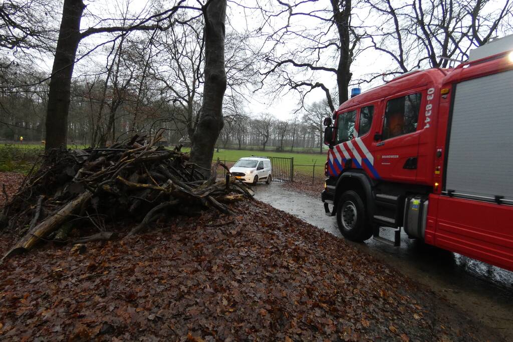 Brandweer ingezet voor omgewaaide boom