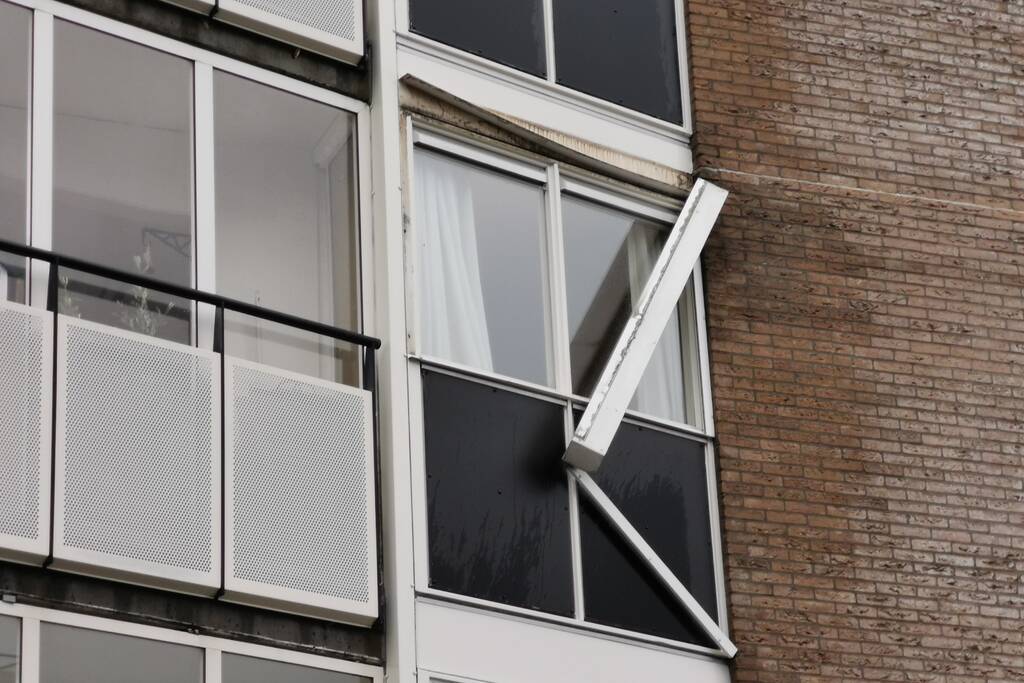 Brandweer verwijdert zonnescherm van flatgebouw