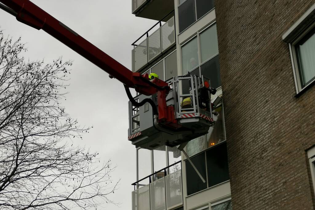 Brandweer verwijdert zonnescherm van flatgebouw