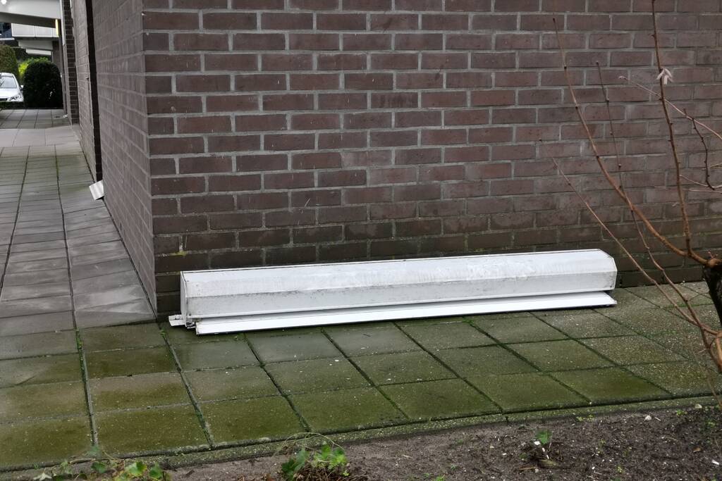 Brandweer verwijdert zonnescherm van flatgebouw