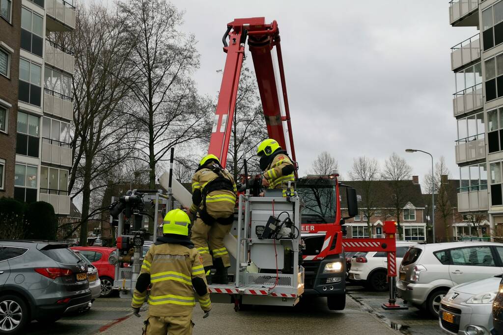 Brandweer verwijdert zonnescherm van flatgebouw