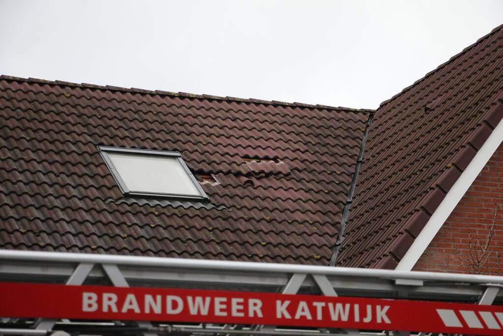 Dakpannen woning losgewaaid