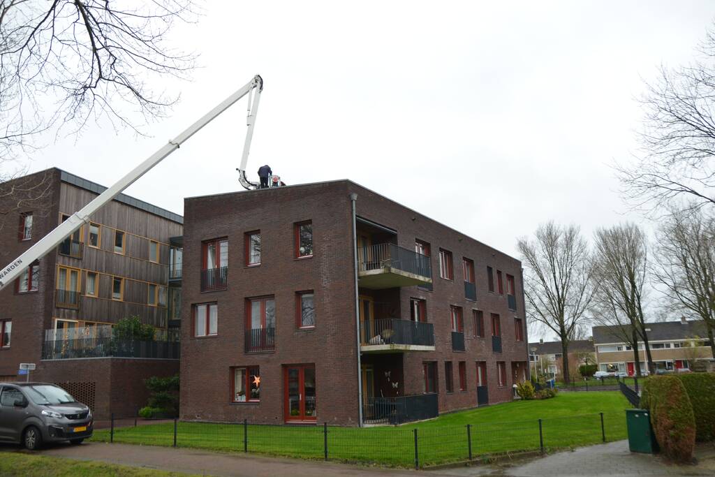 Zandzakken op dak pand door storm