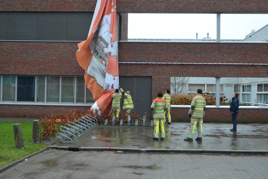 Spandoek Flevoziekenhuis waait van pand af