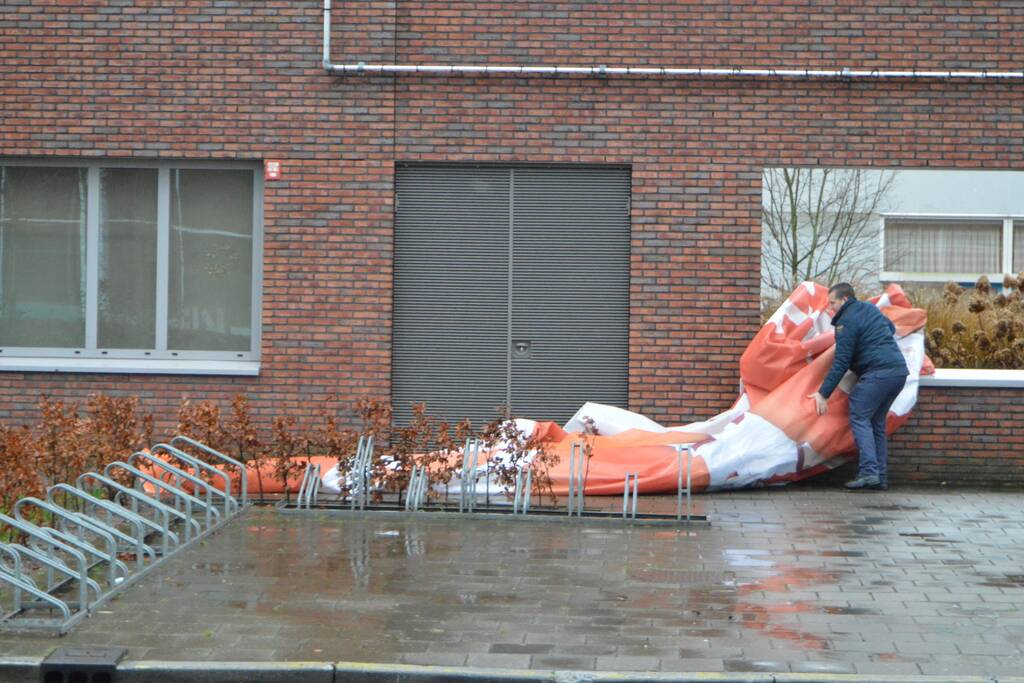 Spandoek Flevoziekenhuis waait van pand af