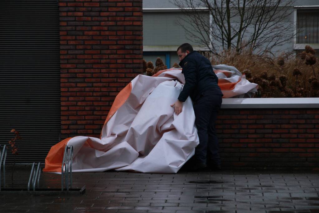 Spandoek Flevoziekenhuis waait van pand af