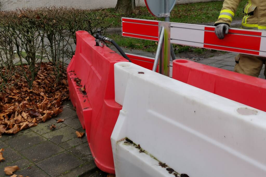 Wegafzetting waait om