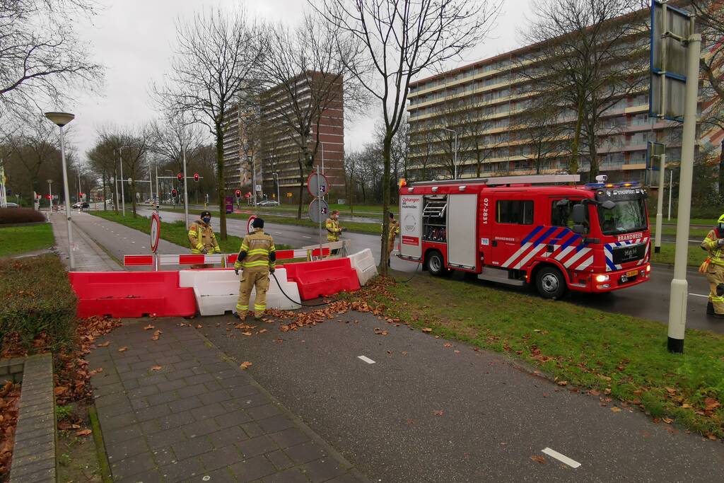 Wegafzetting waait om