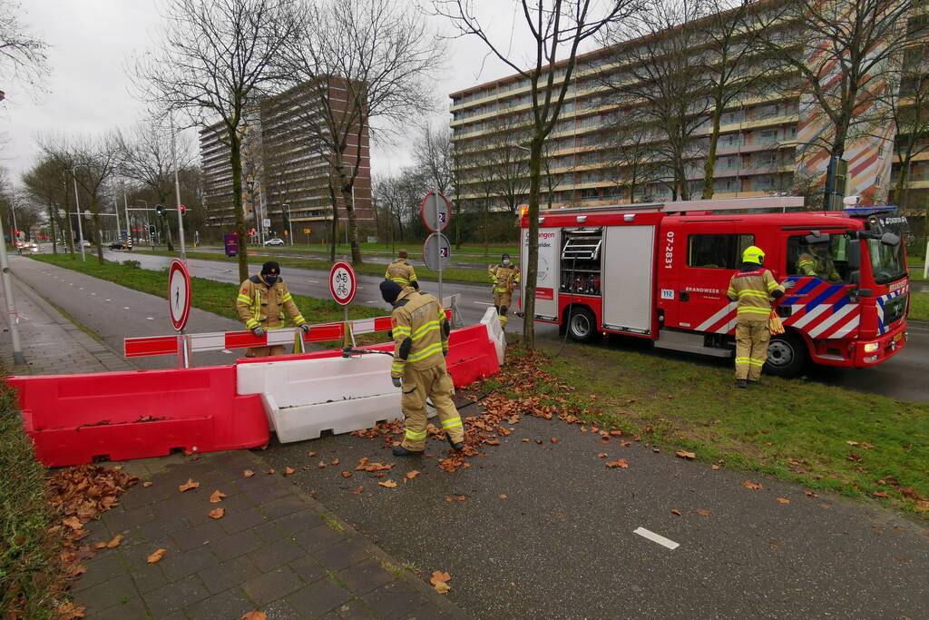 Wegafzetting waait om