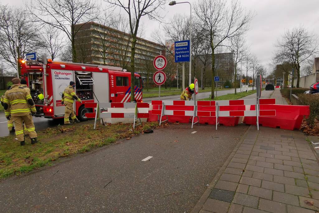 Wegafzetting waait om