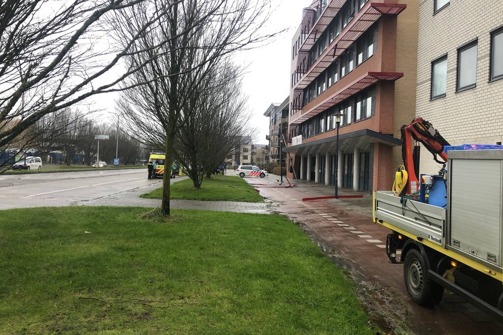 Straat afgezet door vallende delen
