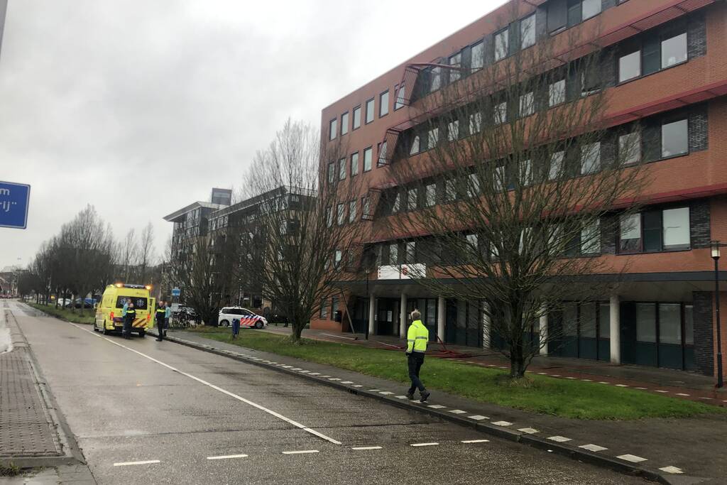 Straat afgezet door vallende delen