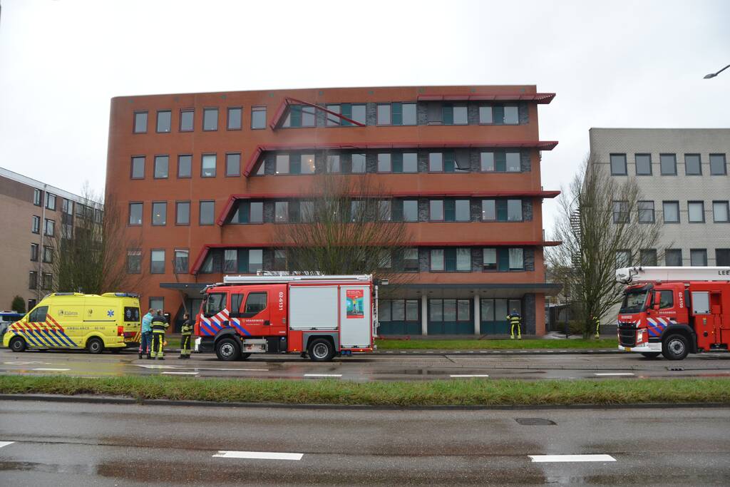 Straat afgezet door vallende delen