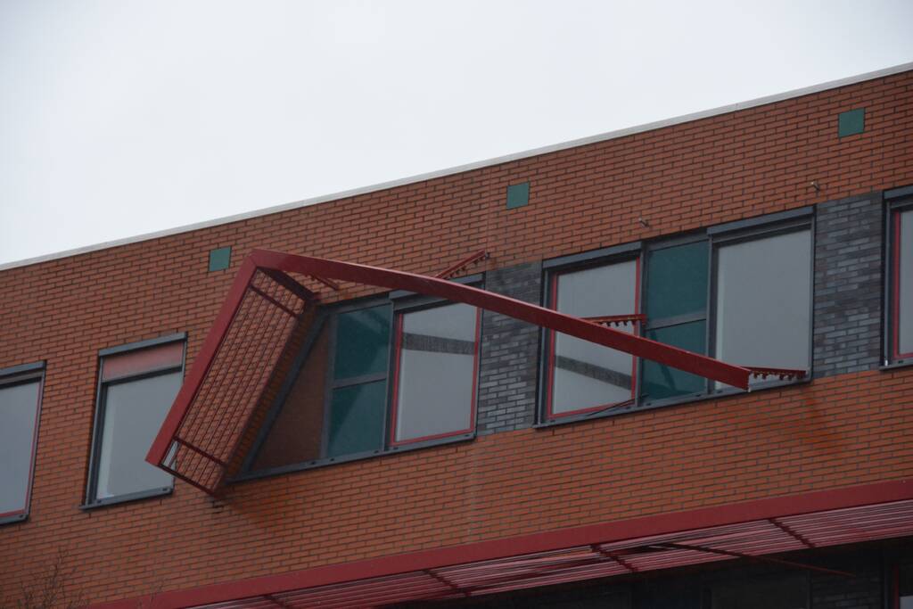 Straat afgezet door vallende delen