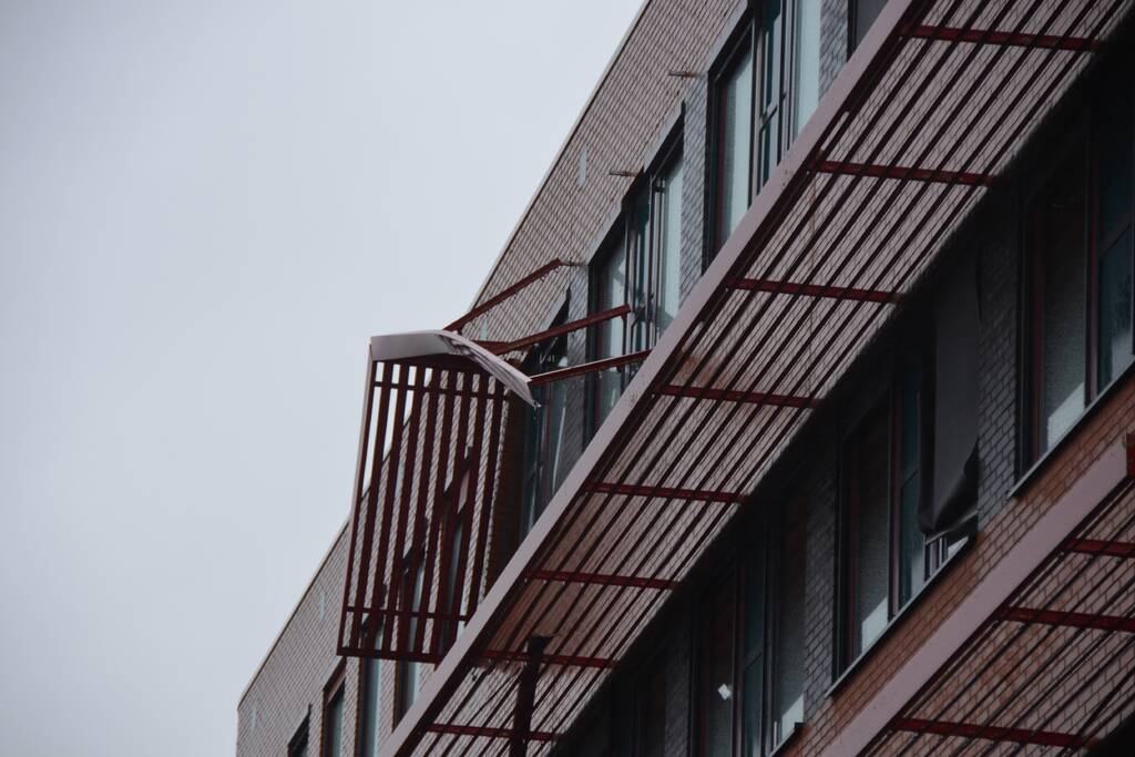 Straat afgezet door vallende delen