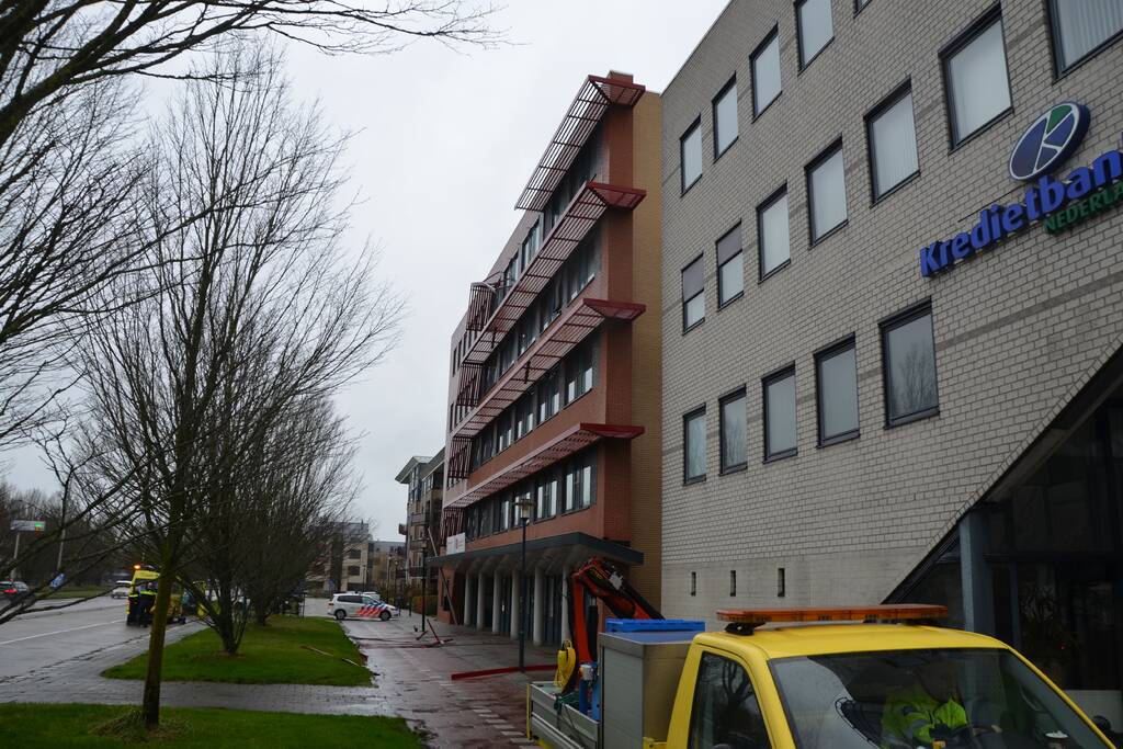 Straat afgezet door vallende delen