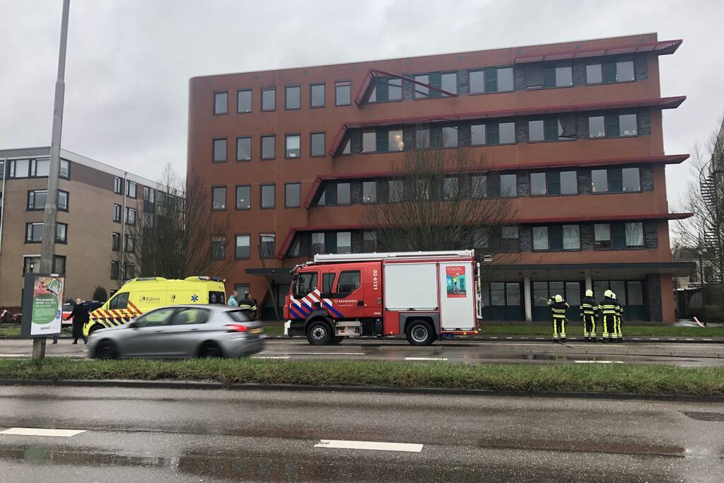 Straat afgezet door vallende delen