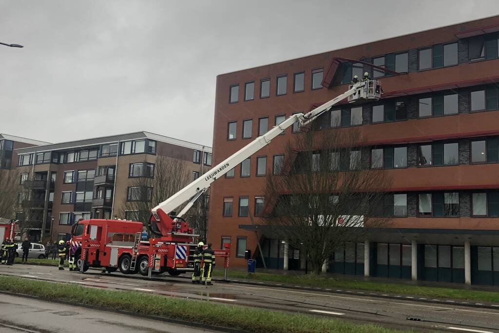 Straat afgezet door vallende delen
