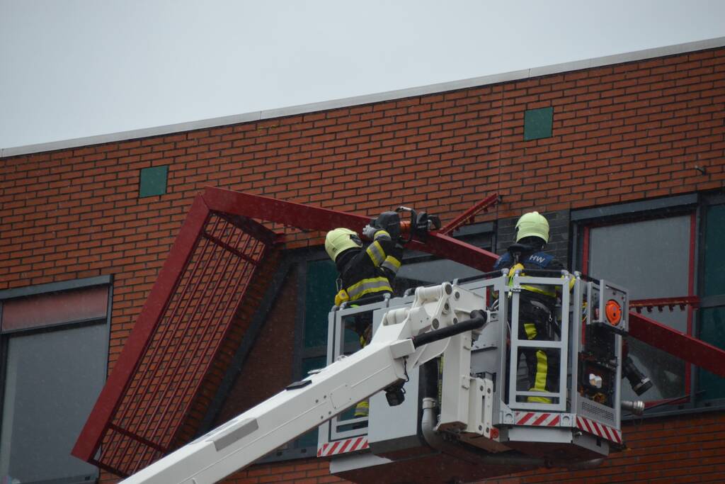 Straat afgezet door vallende delen