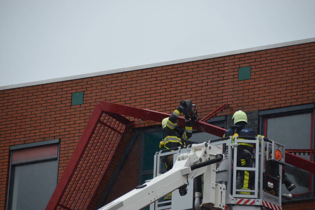 Straat afgezet door vallende delen