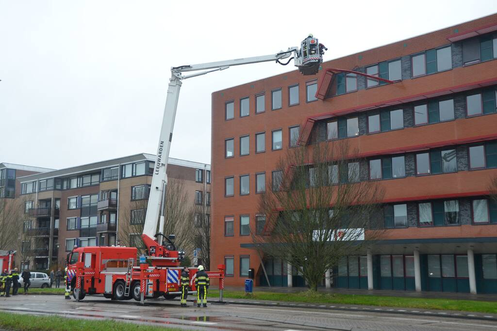 Straat afgezet door vallende delen